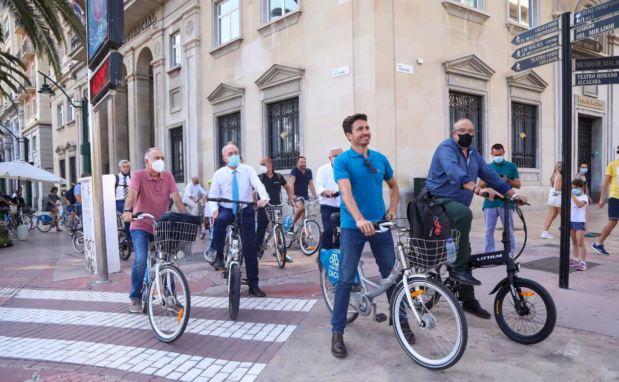 El alcalde y participantes del II Encuentro de la Bicicleta Urbana realizan un recorrido por la ciudad. 