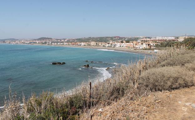 El municipio de Casares tiene una acogedora bahía en su pequeña franja mediterránea.