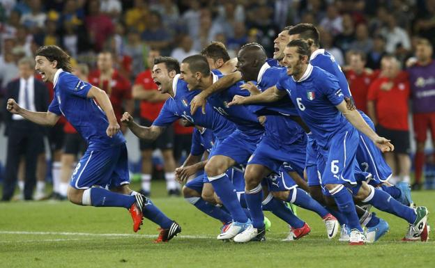 Los jugadores de Italia celebran el pase a semifinales en la Eurocopa de 2012.