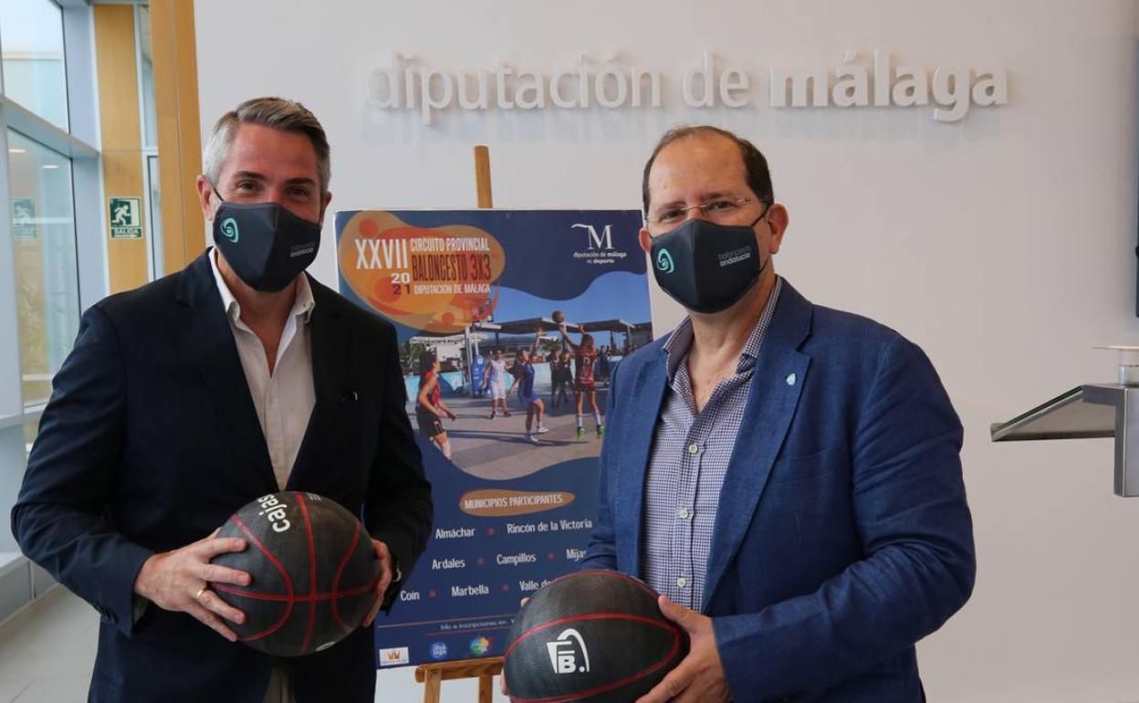 El vicepresidente primero y diputado de Educación, Juventud y Deportes de la Diputación de Málaga, Juan Carlos Maldonado, con el delegado en Málaga de la Federación Andaluza, Ricardo Bandrés.