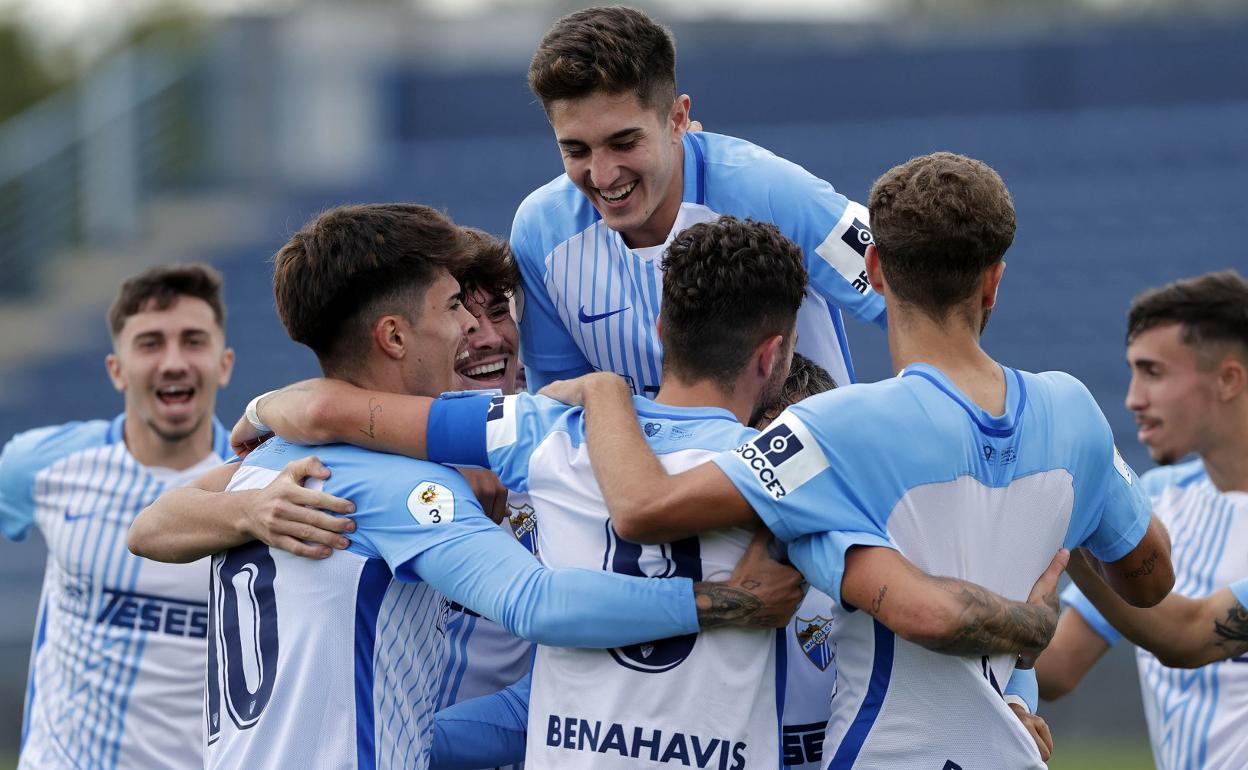 Jugadores del filial del Málaga, el Atlético Malagueño, celebran durante la temporada pasada.