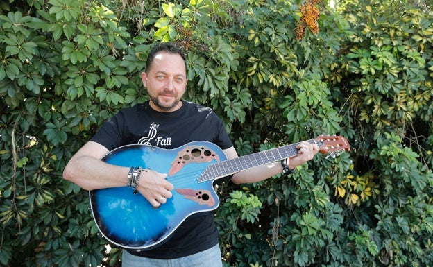 Fali Torreblanca, guitarra en mano en el Parque Huelin. 