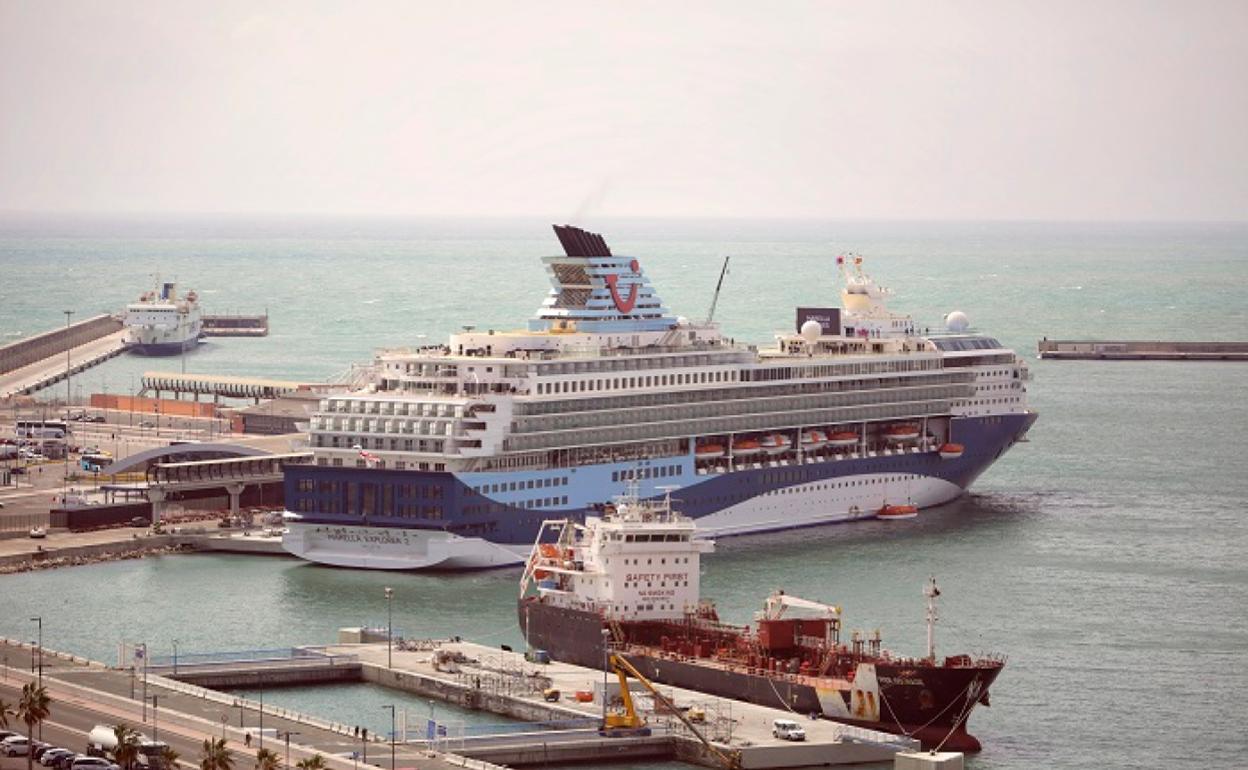 Una imagen de archivo del 'Marella Explorer' en una anterior estancia en el puerto de Málaga. 