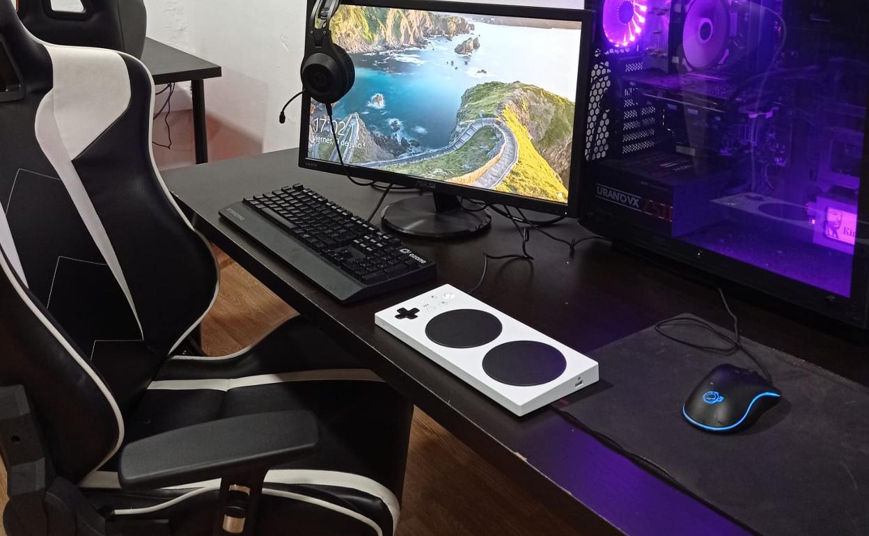 Uno de los puestos adaptados (en blanco, el 'pad' interactivo).