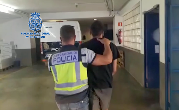 Traslado del detenido, que ha sido localizado en Marbella por la Policía Nacional. 