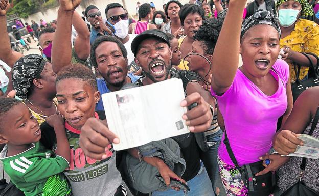 Cientos de haitianos se agolpan ante la embajada de EE UU en Puerto Príncipe para pedir un visado. 
