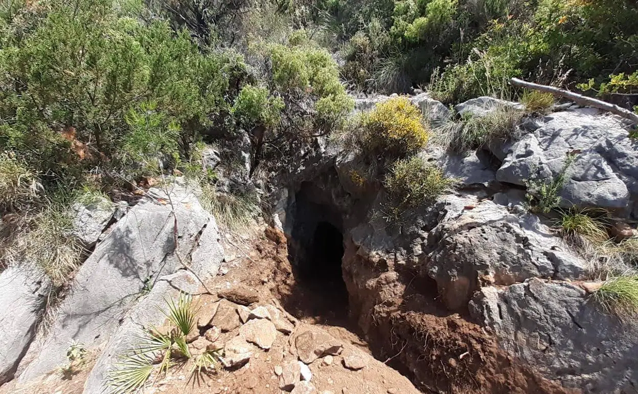 Abertura que servía como entrada a una de las minas de Buenavista, en Sierra Blanca. 