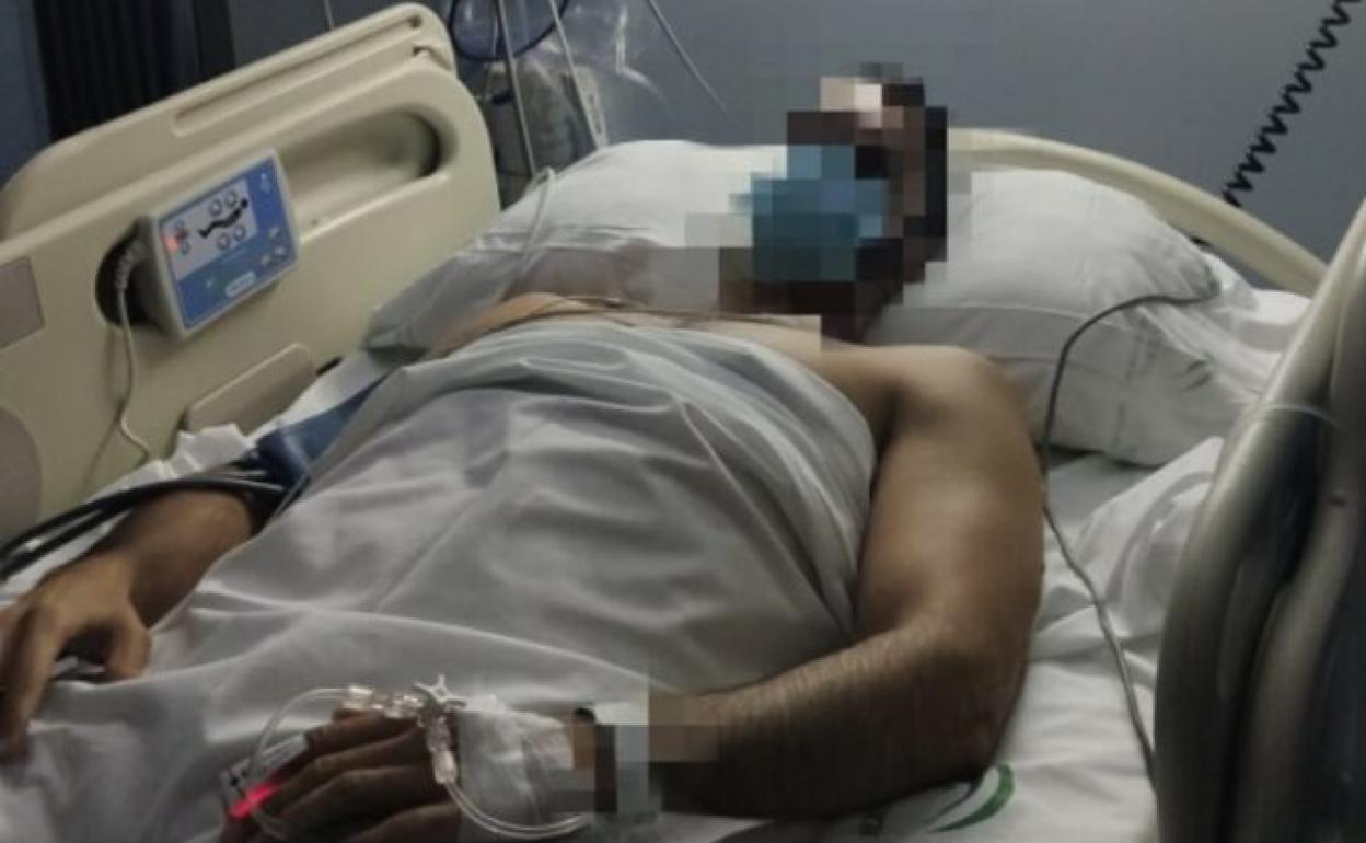 El policía local, con iniciales A. H., de 39 años, en el Hospital de la Axarquía. 