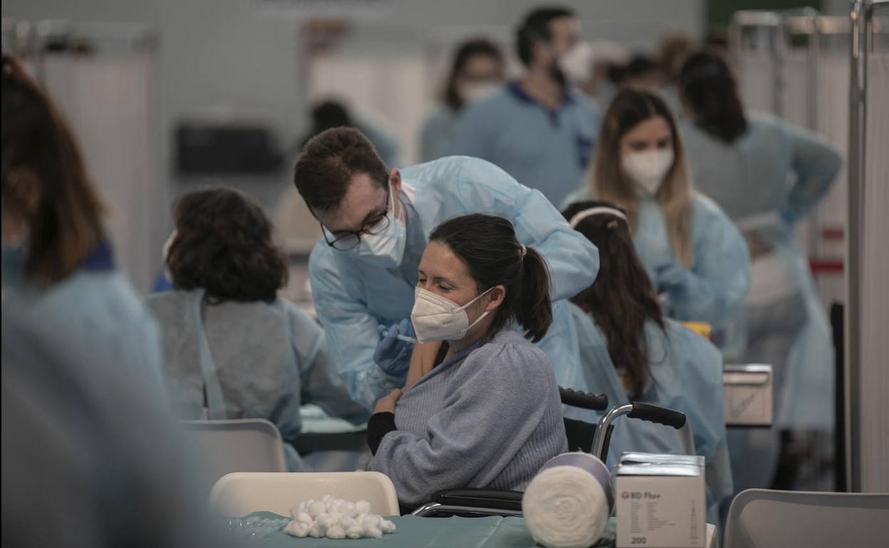 Coronavirus Andalucía: La Junta abre la autocita para la vacuna entre los 29 y 31 años y pretende avanzar por debajo de esta edad