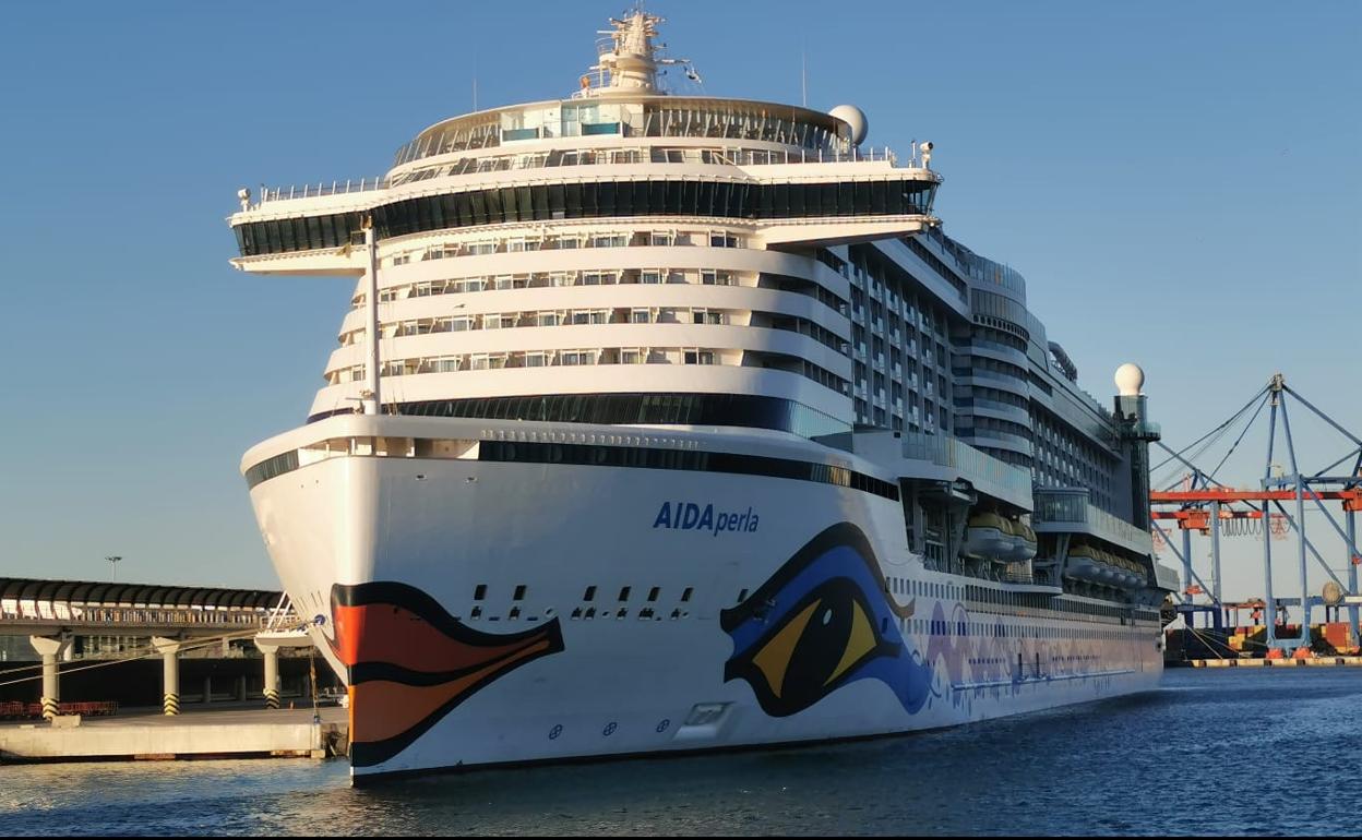 El crucero 'Aida Perla', en el Puerto de Málaga.