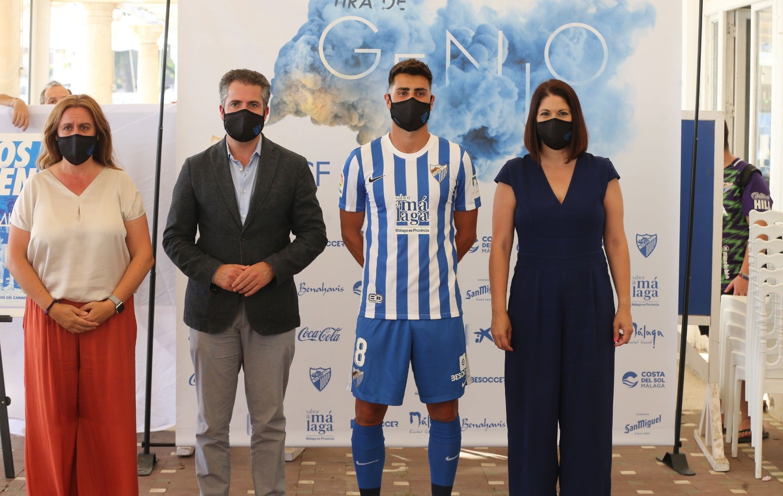 El club anunia las flamantes indumentarias en el enclave de los Baños del Carmen y anuncia que las equipaciones saldrán a la venta próximamente, cuando haya 'stock' suficiente. Regresan las rayas verticales y el color azul intenso, también definido como 'royal', que recuerda a las indumentarias que el club vistió en los años 90 coincidiendo con la transformación de la entidad a Málaga Club de Fútbol tras dejar atrás la denominación de Club Deportivo.