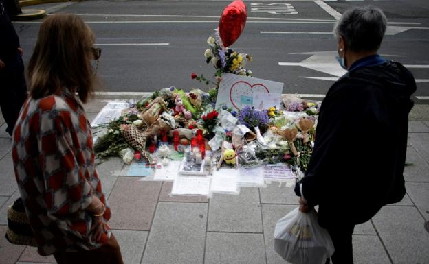 Notas y flores en homenaje a Samuel en el lugar de su muerte. 