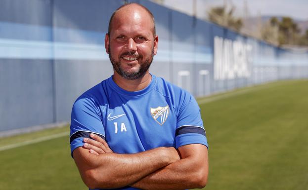 El preparador malaguista, José Alberto López, posa para la imagen de esta entrevista desde el Anexo de La Rosaleda.