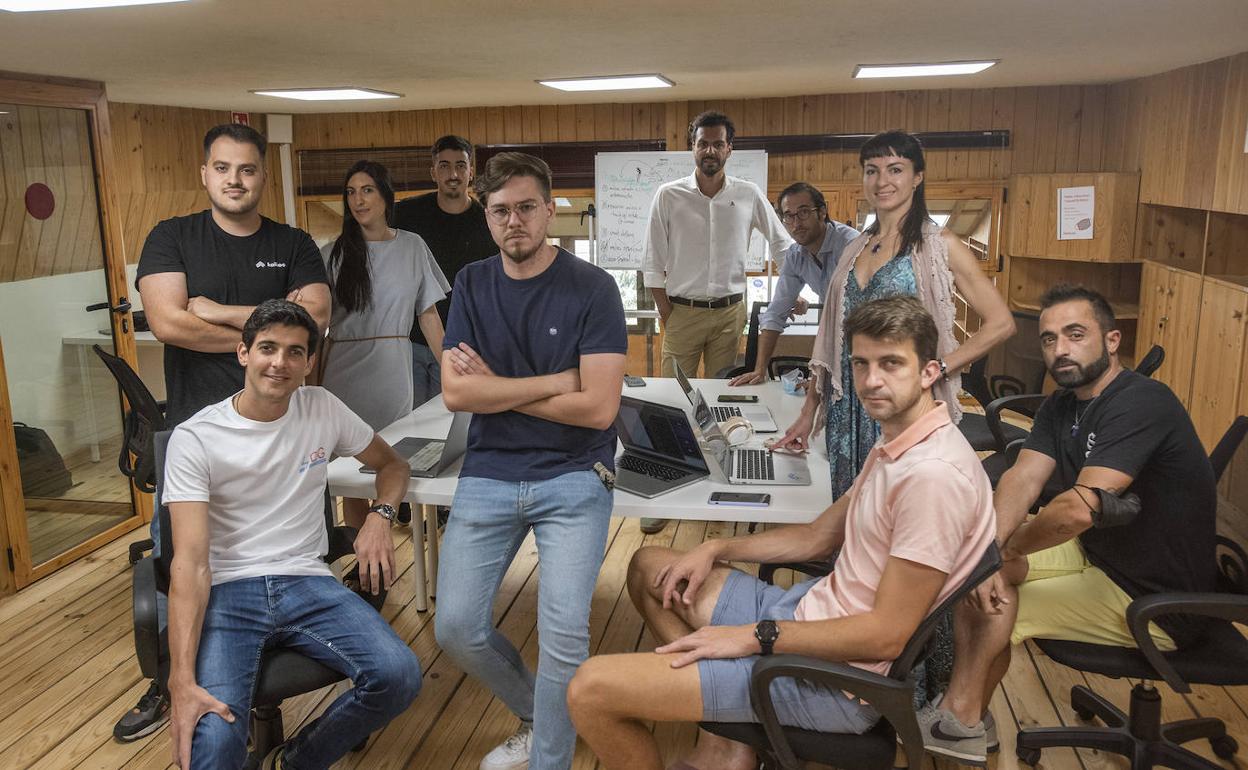 Algunos de los emprendedores que han recibido apoyo financiero de Think Bigger Capital, dirigido por Álvaro Villacorta (al fondo, de pie). 