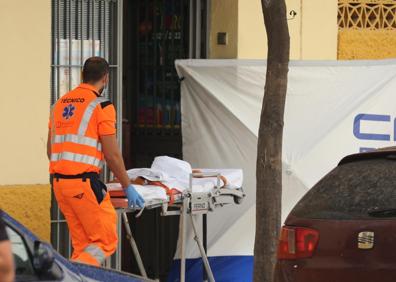 Imagen secundaria 1 - Un hombre mata a su expareja con una escopeta y se suicida en la puerta de un colegio en El Bulto