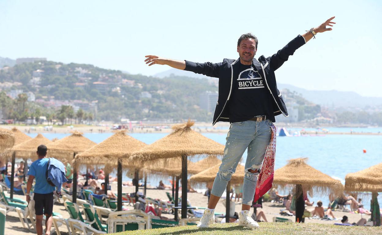 Antonio El Pipa posa feliz para SUR en la playa de la Malagueta.