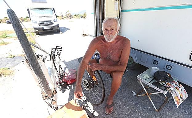 Nico, 'El holandés', se dedica a arreglar bicicletas. 