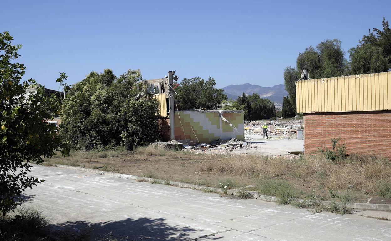 Trabajos de demolición de las naves de lo que fue la fábrica de Bacardi en Málaga. 