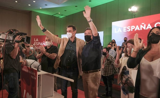 Pedro Sánchez y Juan Espadas, en el acto celebrado este sábado en un hotel de Sevilla