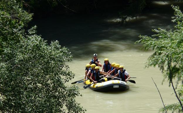 El río Genil a su paso por Cuevas Bajas y Cuevas de San Marcos es idóneo para hacer rafting. 