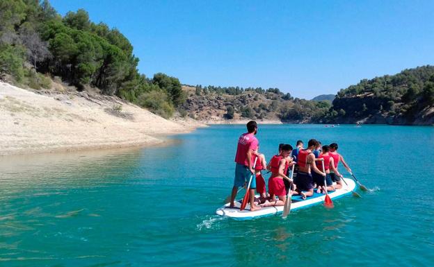 En El chorro, la empresa Indian Sport ofrece la posibilidad de hacer paddel surf en grupo. 