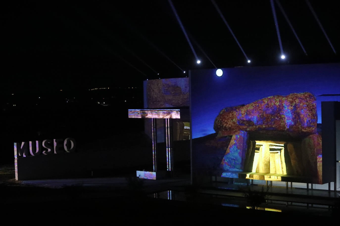 Espectáculo de luces en los Dólmenes de Antequera en su aniversario como patrimonio mundial. 