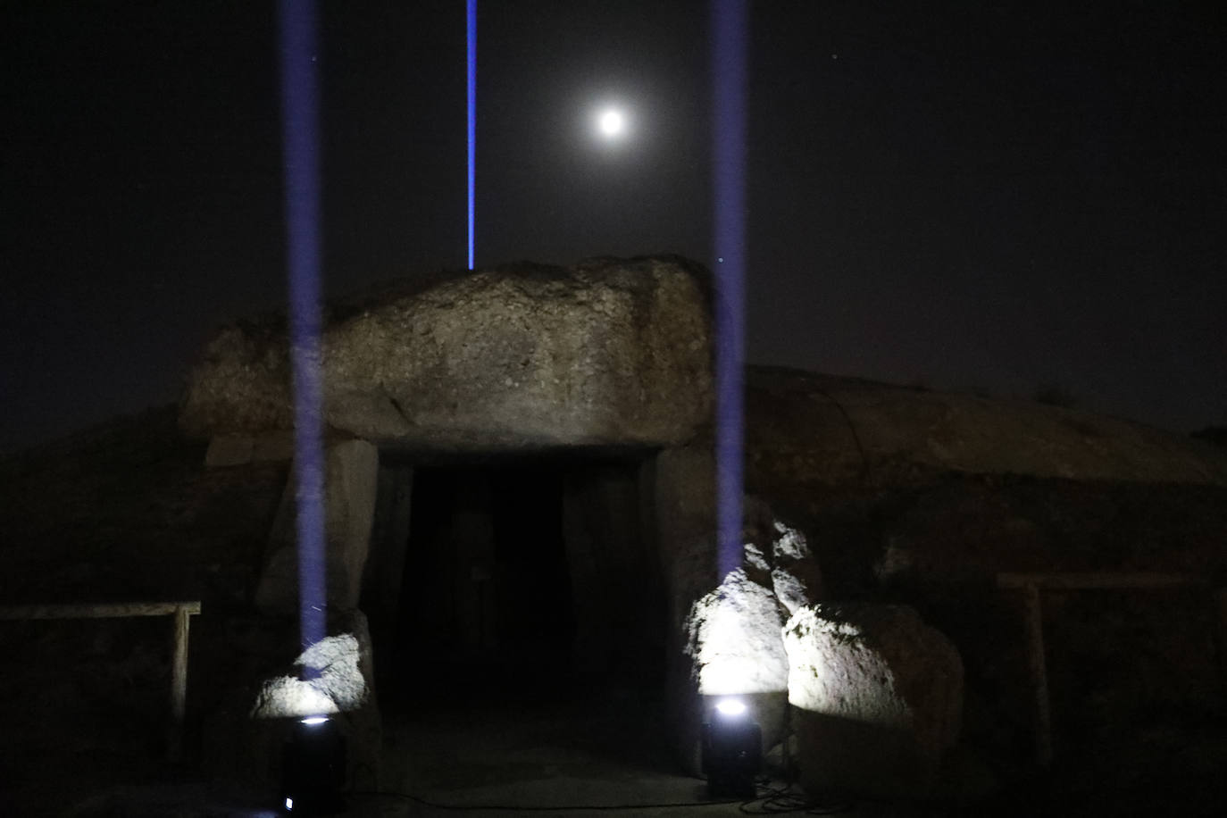 Espectáculo de luces en los Dólmenes de Antequera en su aniversario como patrimonio mundial. 