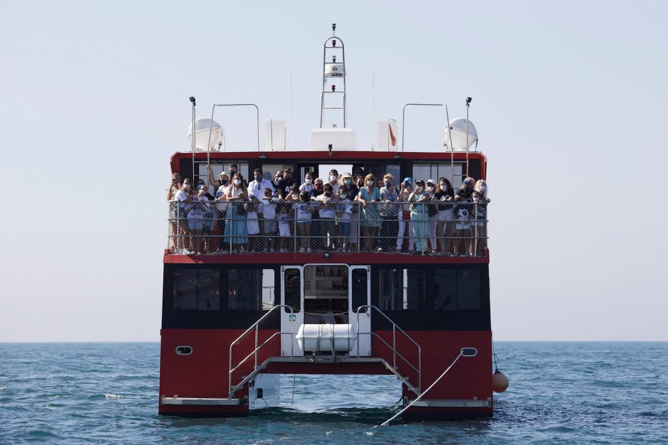 El estandarte ha sido llevado hasta el Puerto de la capital, donde en la casa de botes del Club Mediterráneo ha embarcado para dirigirse hacia las playas de La Malagueta.