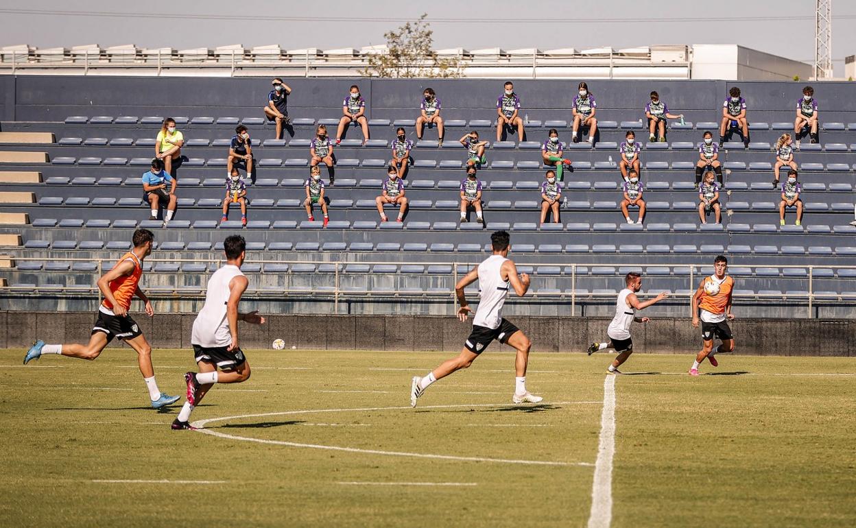 Jugadores del Málaga disputan un partido de entrenamiento en el campo de la Federación.