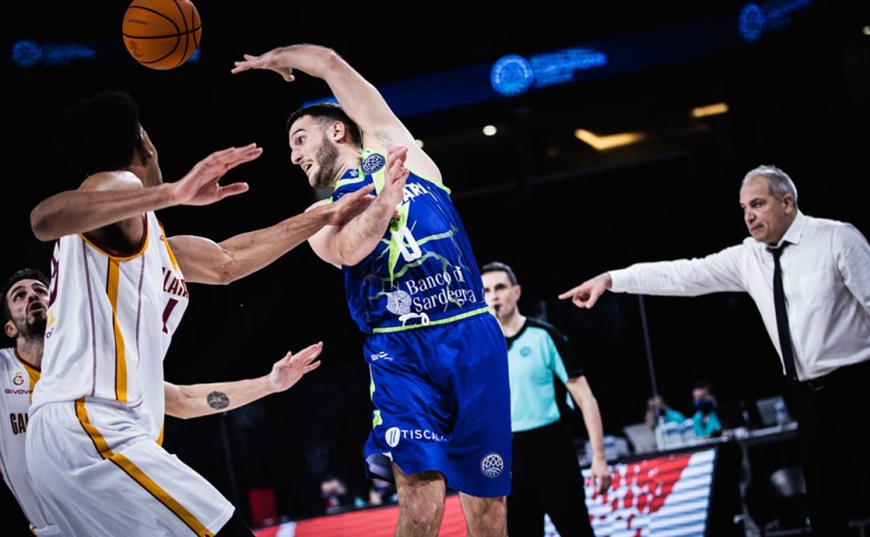 Marco Spissu dobla un pase en un partido con el Sassari. 