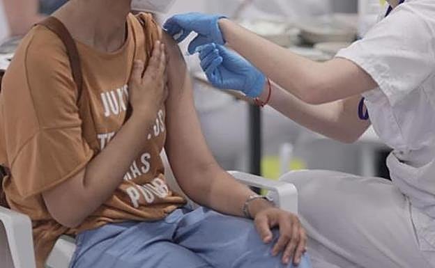 Los jóvenes andaluces de 23 y 24 años pueden pedir cita desde hoy para la vacuna contra el Covid 