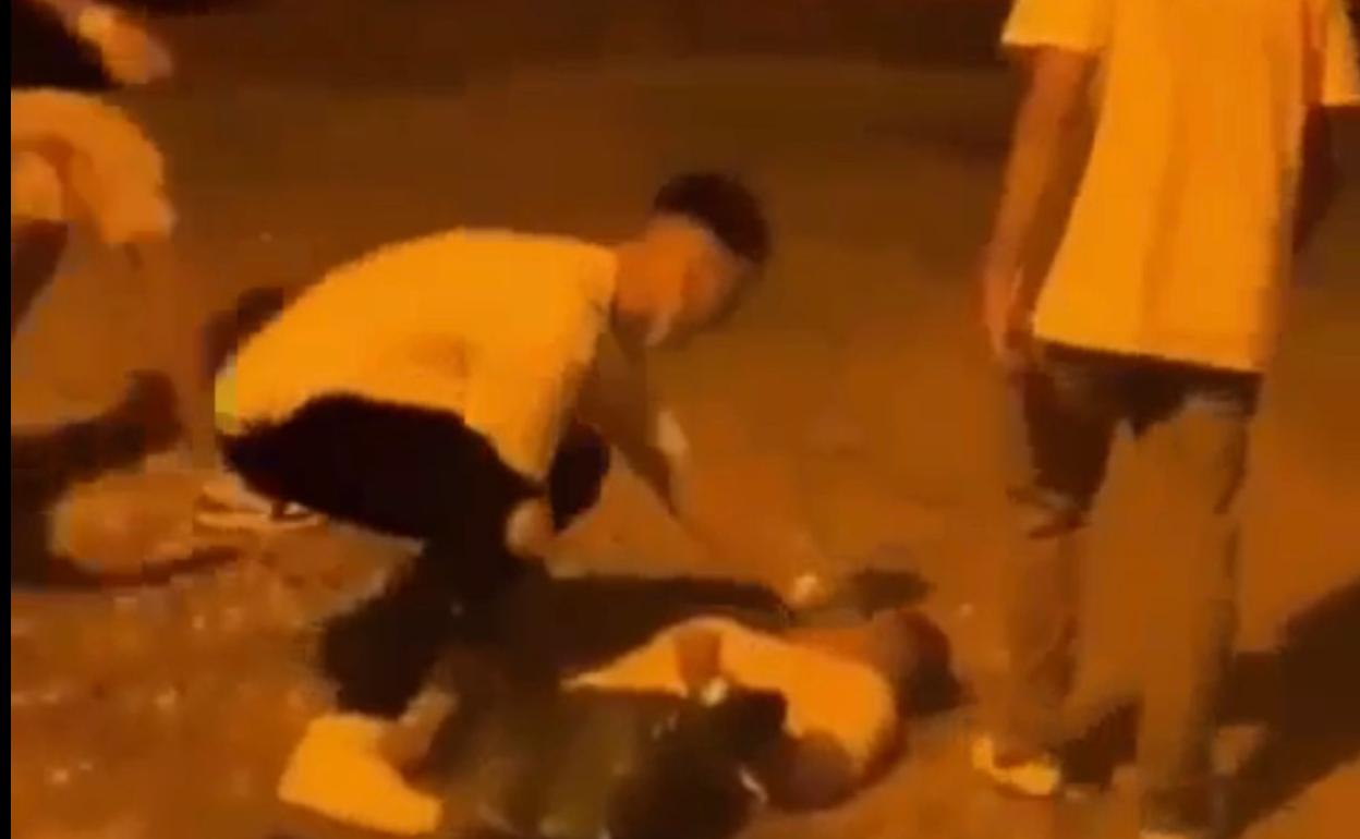 Cae inconsciente al suelo tras recibir una pedrada en la cabeza durante una pelea en Málaga