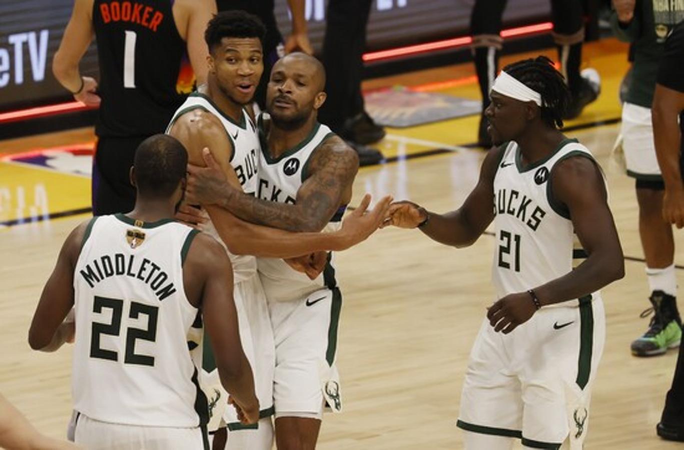 Los jugadores de los Milwaukee Bucks, Khris Middleton, Giannis Antetokounmpo, P.J. Tucker y Jrue Holiday celebran el triunfo. 