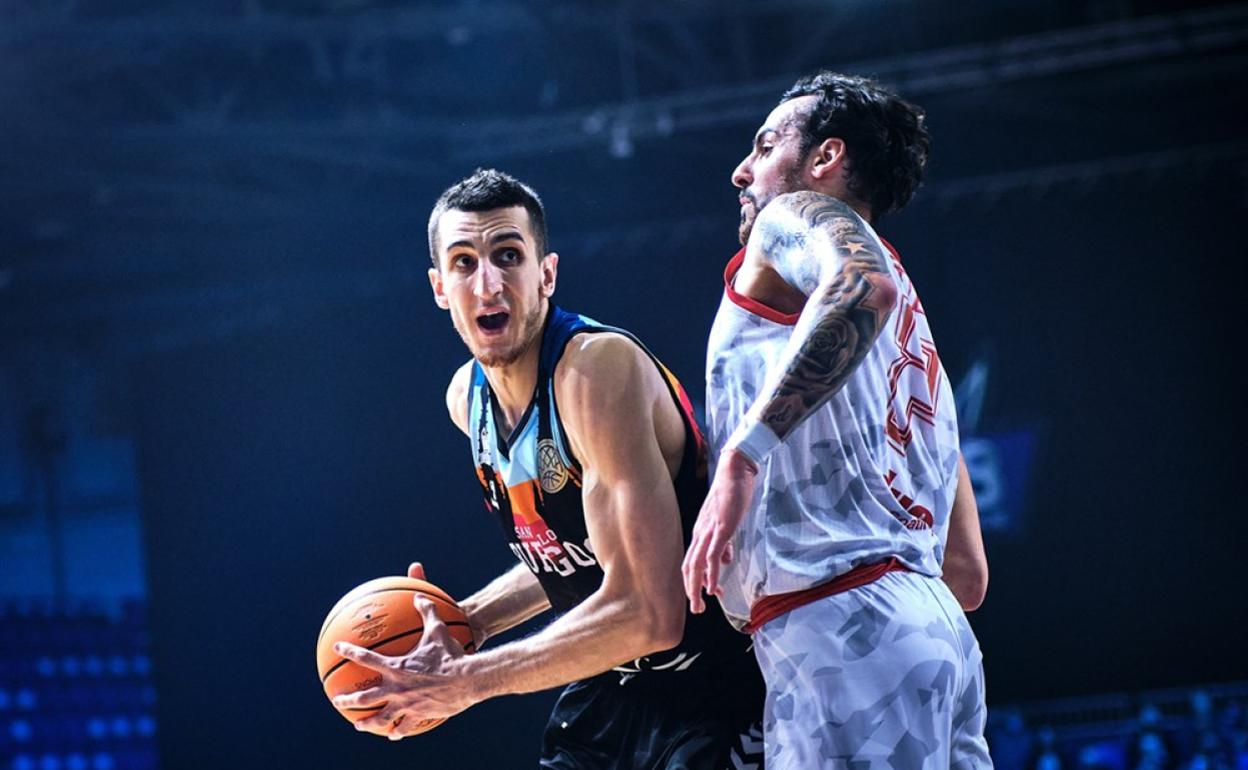 Kravic, a la izquierda, durante la final de la Champions League con el Burgos. 