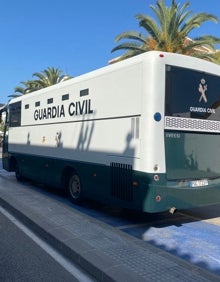 Imagen secundaria 2 - Vehículos de la Guardia Civil, este miércoles durante el operativo desplegado en Nerja. 