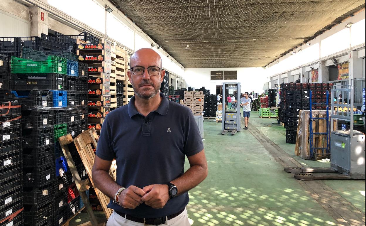 El viceportavoz municipal popular' Luis García, este miércoles en el mercado de mayoristas de Vélez-Málaga. 