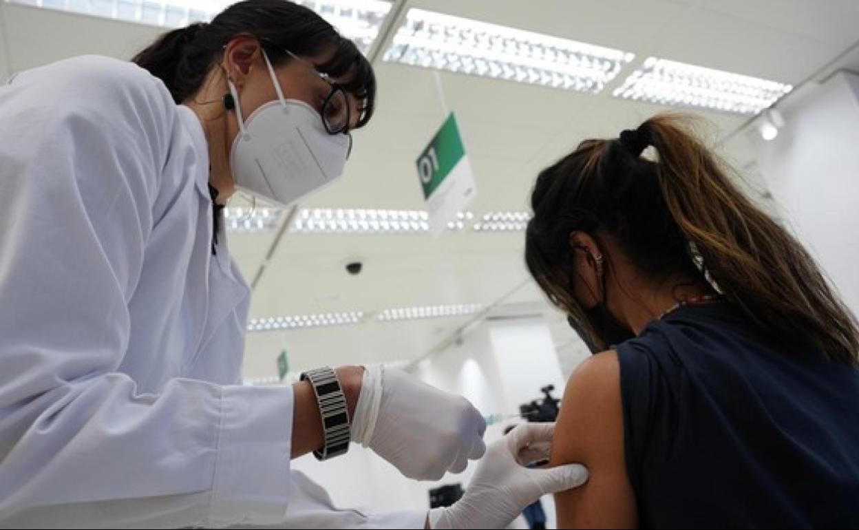 Vacunación Covid Andalucía: Los jóvenes andaluces a partir de 20 años podrán pedir cita para vacunarse a partir de este jueves