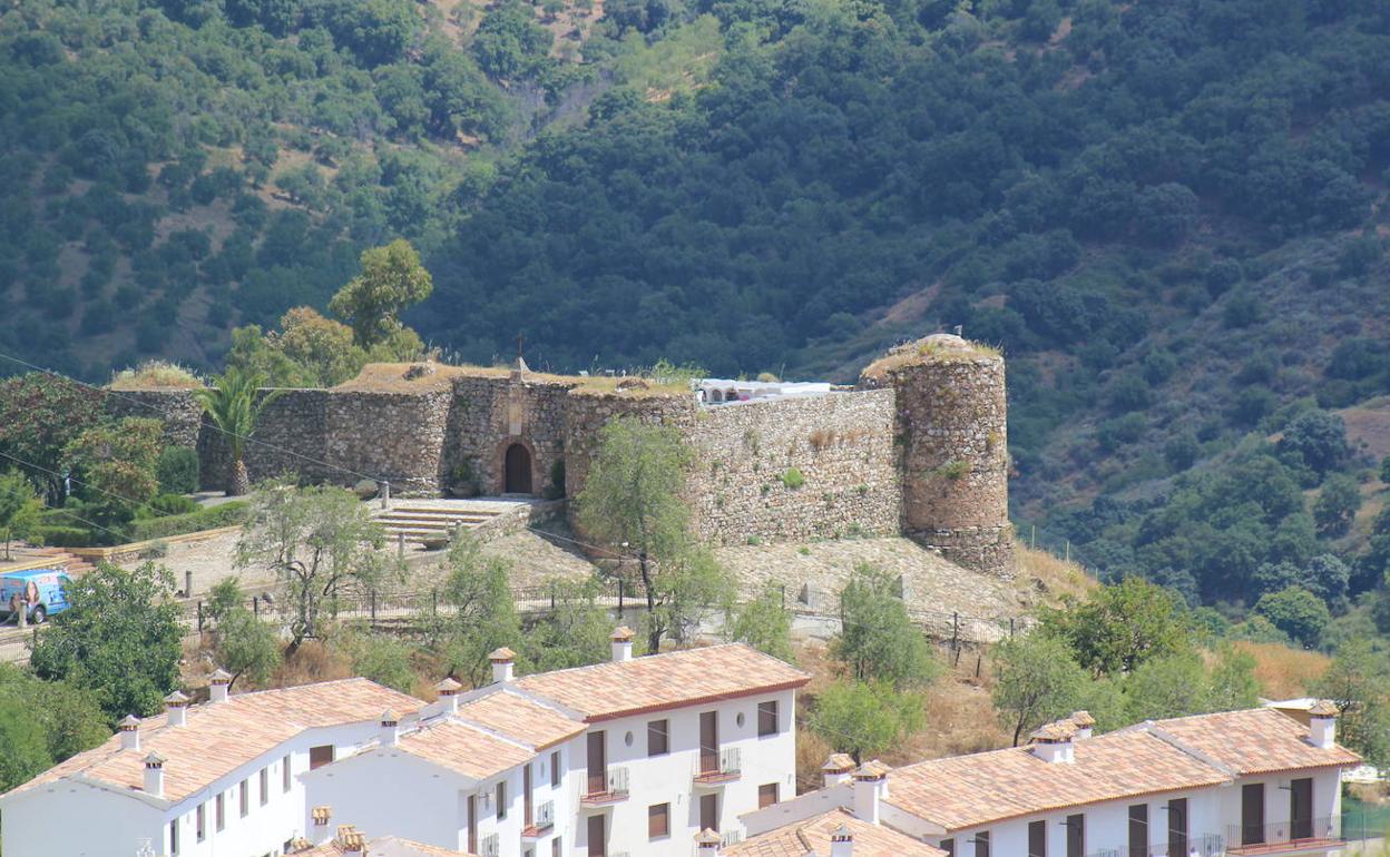 La construcción más destacada de Benadalid es su castillo, en la entrada del pueblo