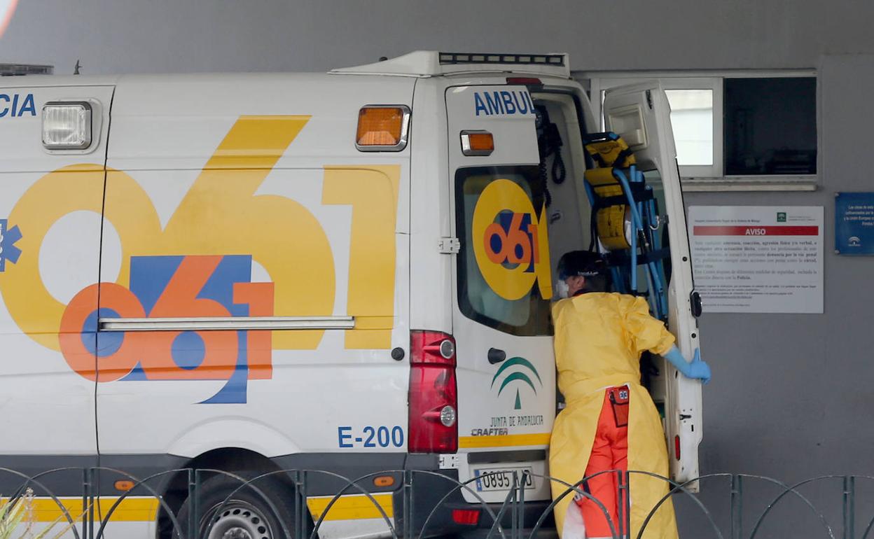 Un equipo del 061, en las urgencias del Clínico. 