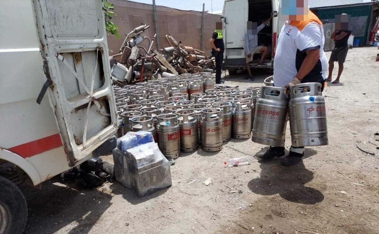 Retiran más de 400 bombonas de butano acumuladas en una parcela de Campanillas
