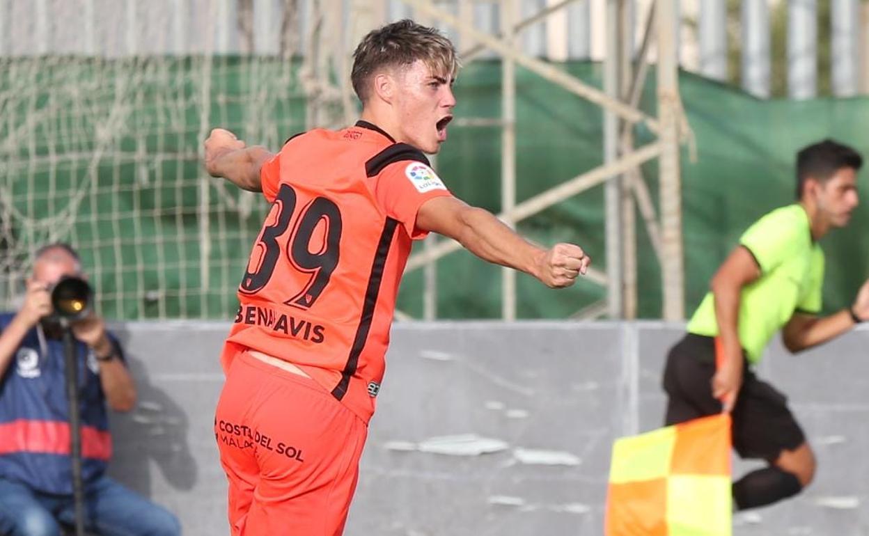El canterano del Málaga, Roberto Fernández, celebra su gol con el primer equipo frente al Sevilla Atlético.