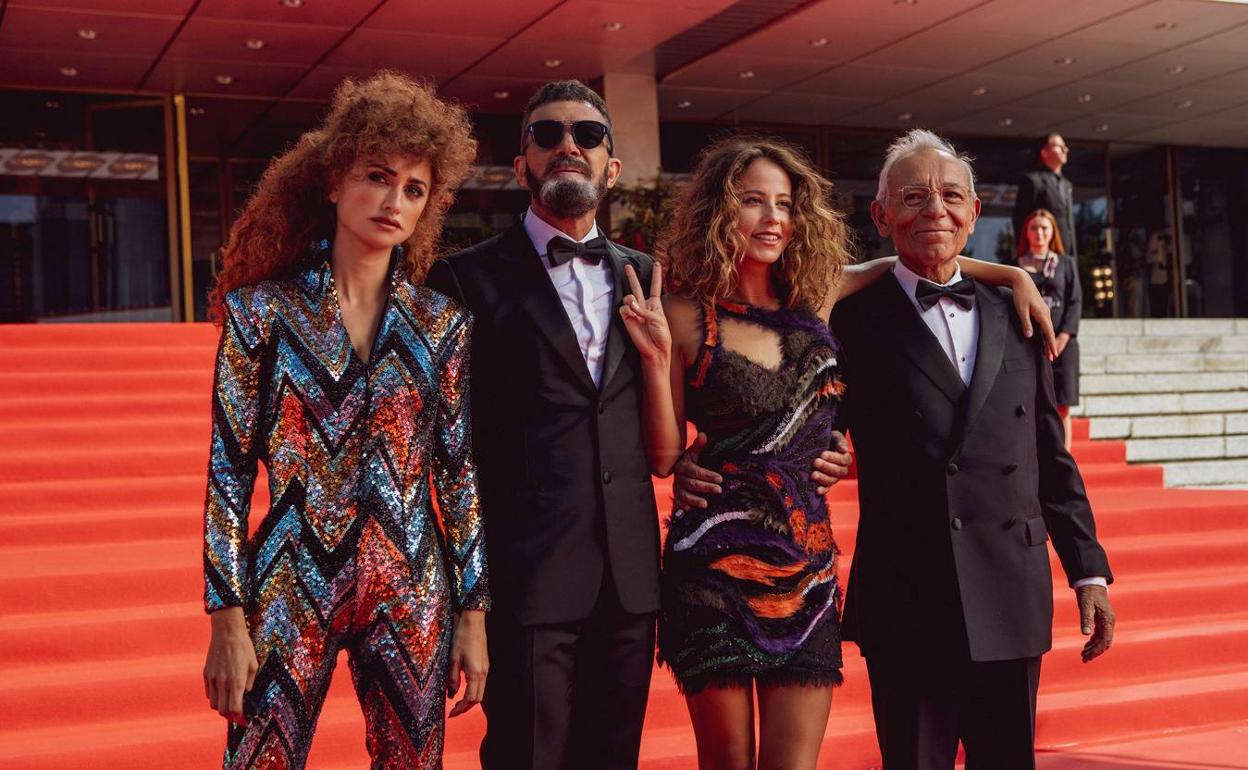 Penélope Cruz y Banderas, en una de las escenas de la película. 