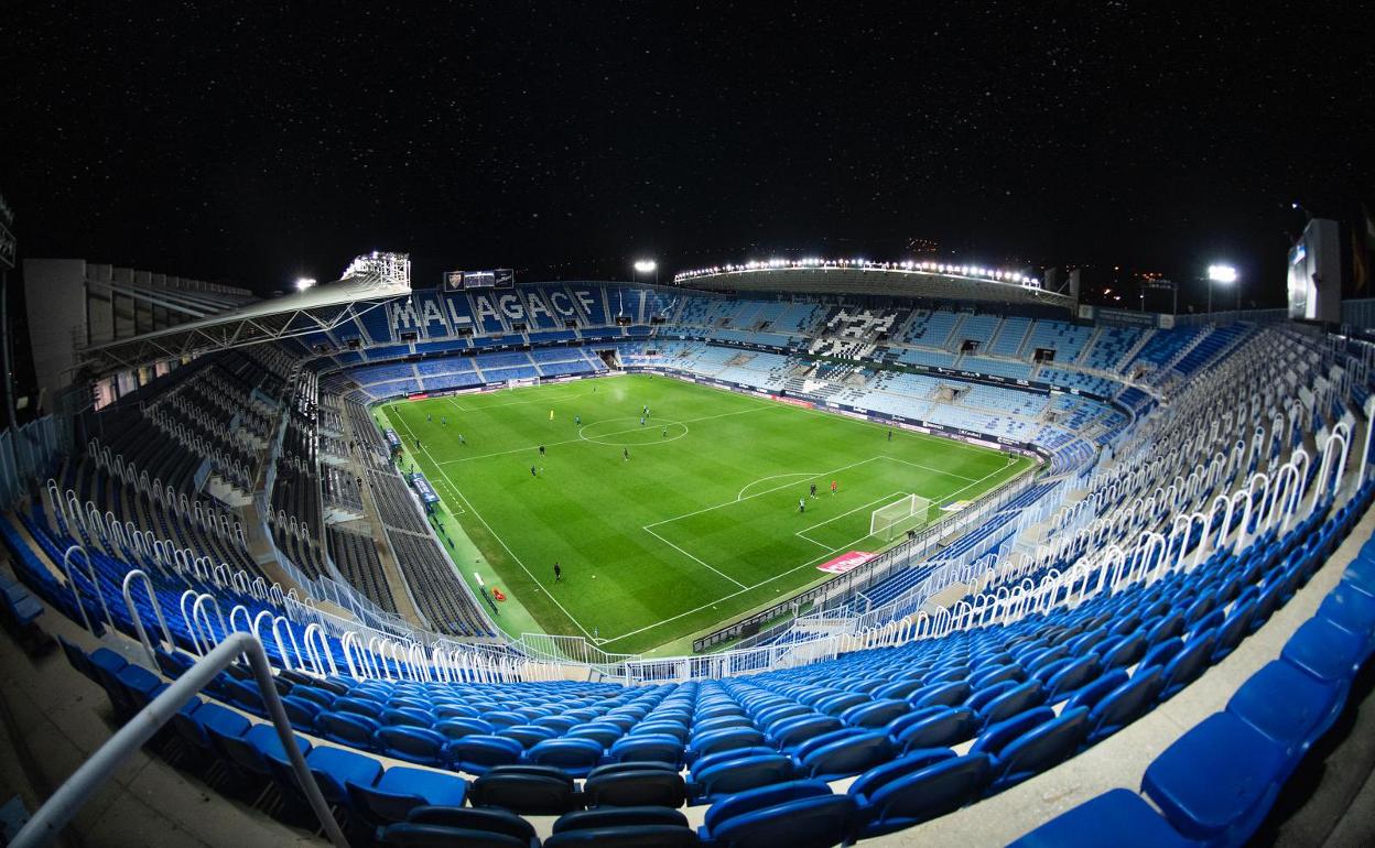 Panorámica del estadio de La Rosaleda durante un partido nocturno.