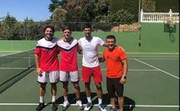 Jorge Aguirre, Alejandro Davidovich, Novak Djokovic y Ulises Badio, en la pista de la mansión del serbio en Marbella. 