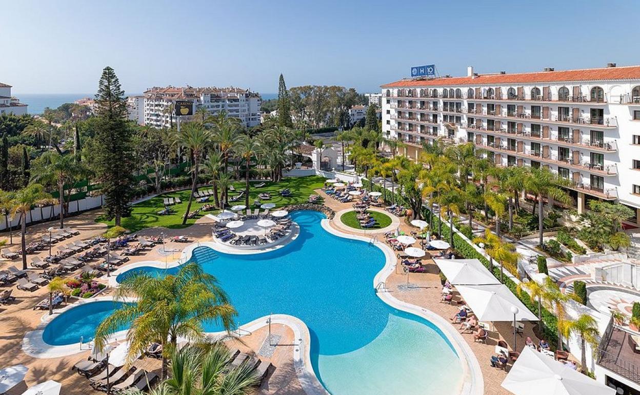 Vista de la piscina del H10 Plaza, la mayor transacción hotelera de la Costa del Sol en este primer semestre. 