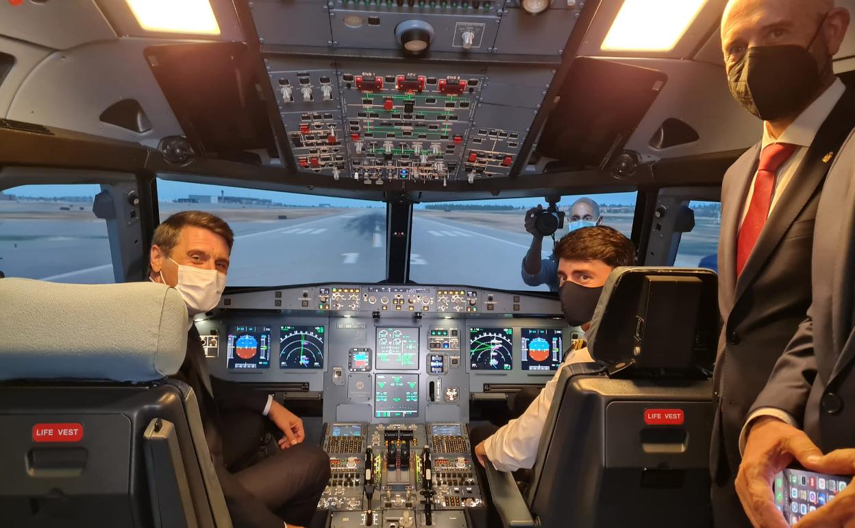 El delegado del Gobierno central en Andalucía, Pedro Fernández, en su visita al simulador de vuelo de la firma Aerodynamics Academy. 