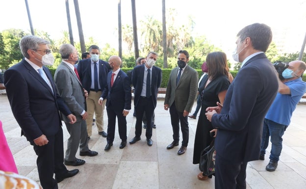 Representantes institucionales y cargos del PSOE antes de comenzar el acto.