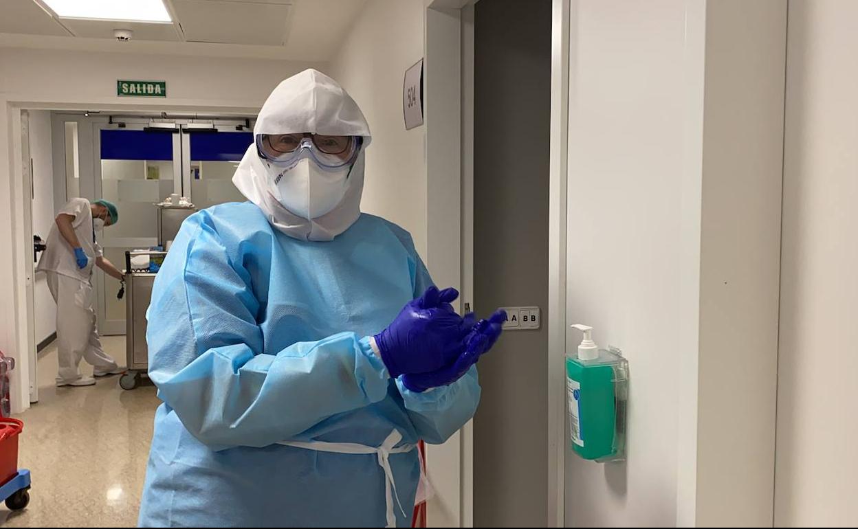 Un sanitario, en la planta Covid del Regional. 