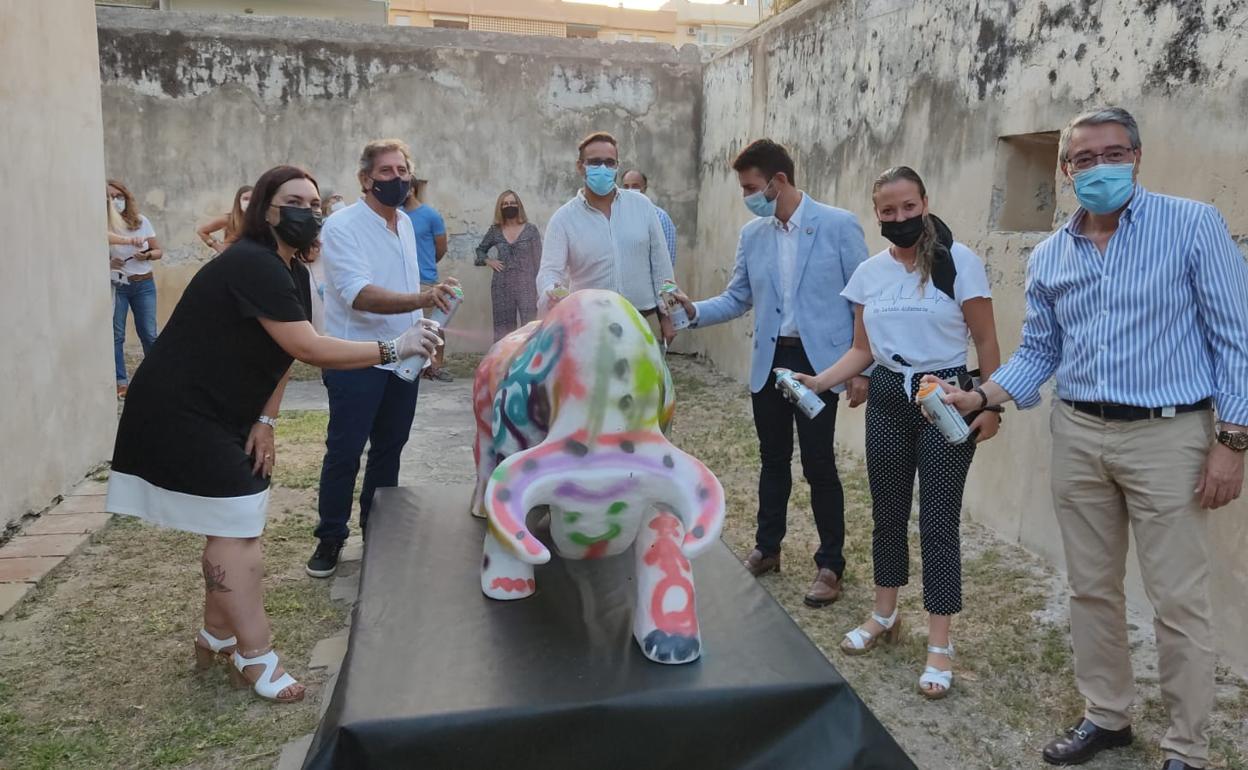El artista rinconero, de 64 años, este jueves junto al alcalde y varios ediles, con la 'performance' de un toro de lidia pintado con 'grafitis'. 