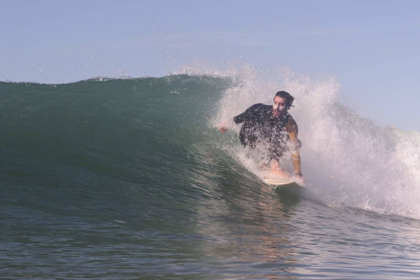 Buenas olas. Jorge Palomo, uno de los dos creadores de Los Feliz Village surfea una ola en uno de sus habituales baños.